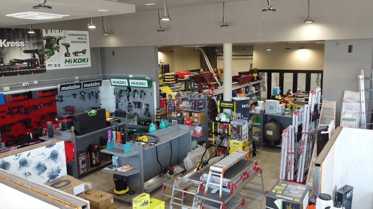 Tienda de Hardman en Xàtiva con herramientas eléctricas, escaleras y suministros para profesionales y particulares